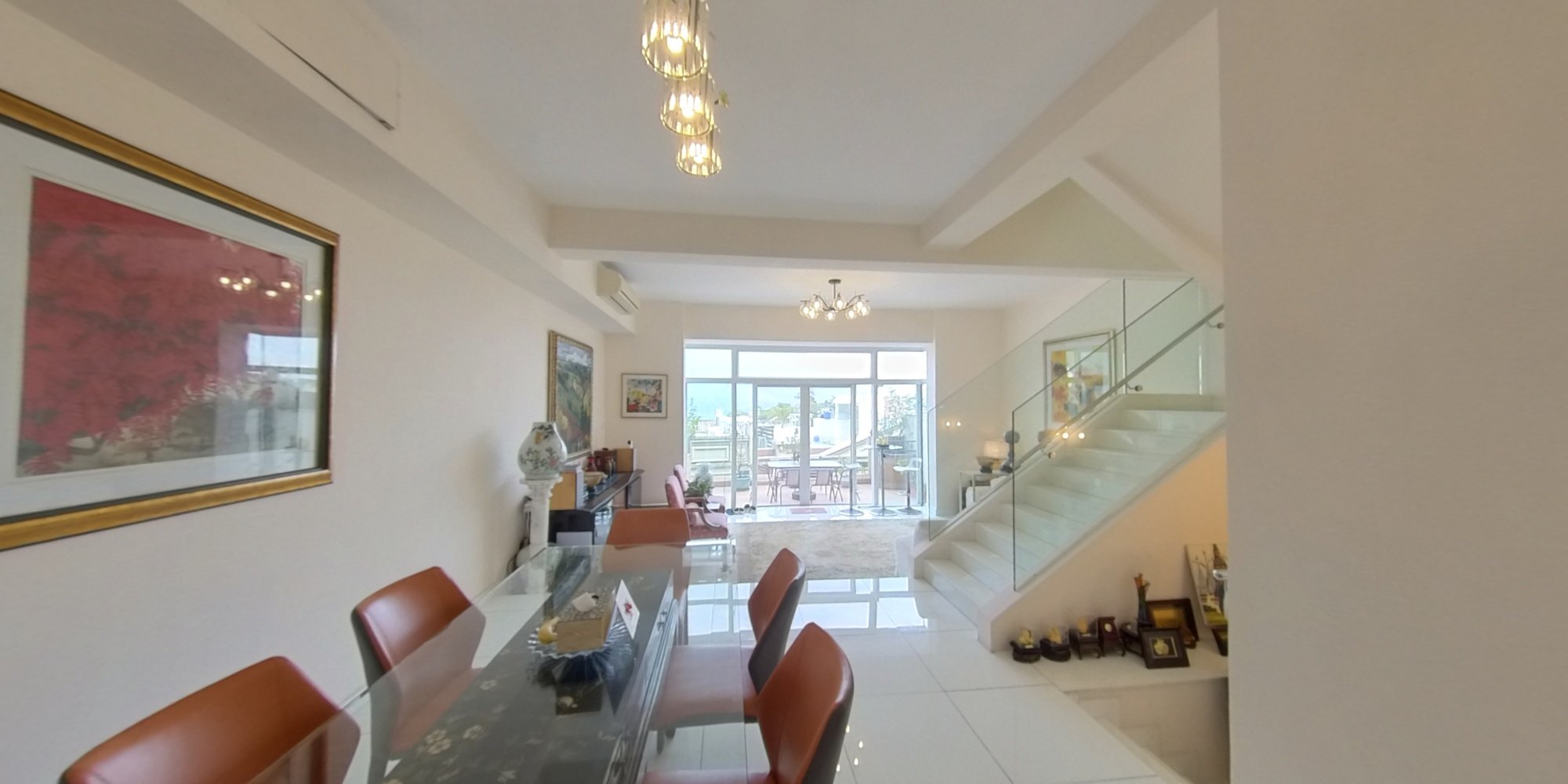 The Beverly Hills, VR